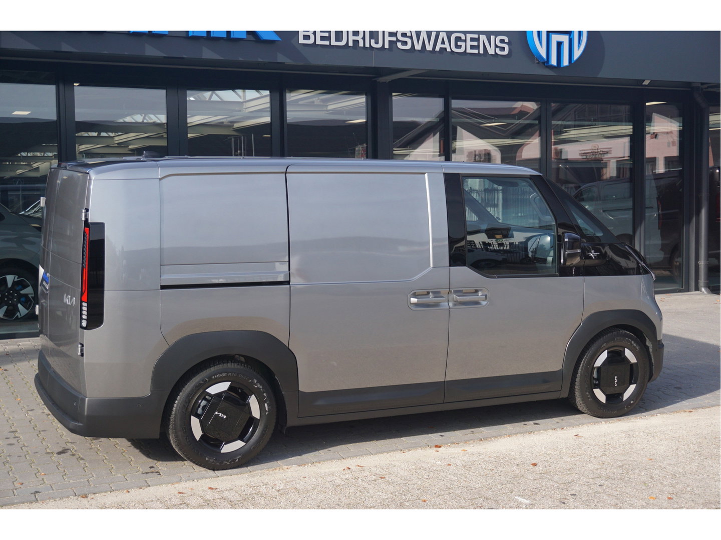 Kia PV5 L2H1 Elite Cargo Executive 71.2 kWh Navi, 360° Cam, Stoel Verwarming / Ventilatie, 2x Schuifdeur!! NR. K01