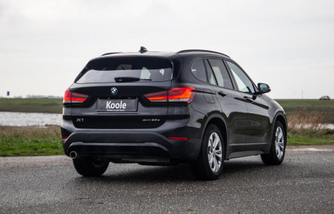 BMW X1 xDrive25e Executive CAMERA / CARPLAY / HEAD UP DISPLAY / LEDER / LED / CRUISE CONTROLE / STOELVERWARMING