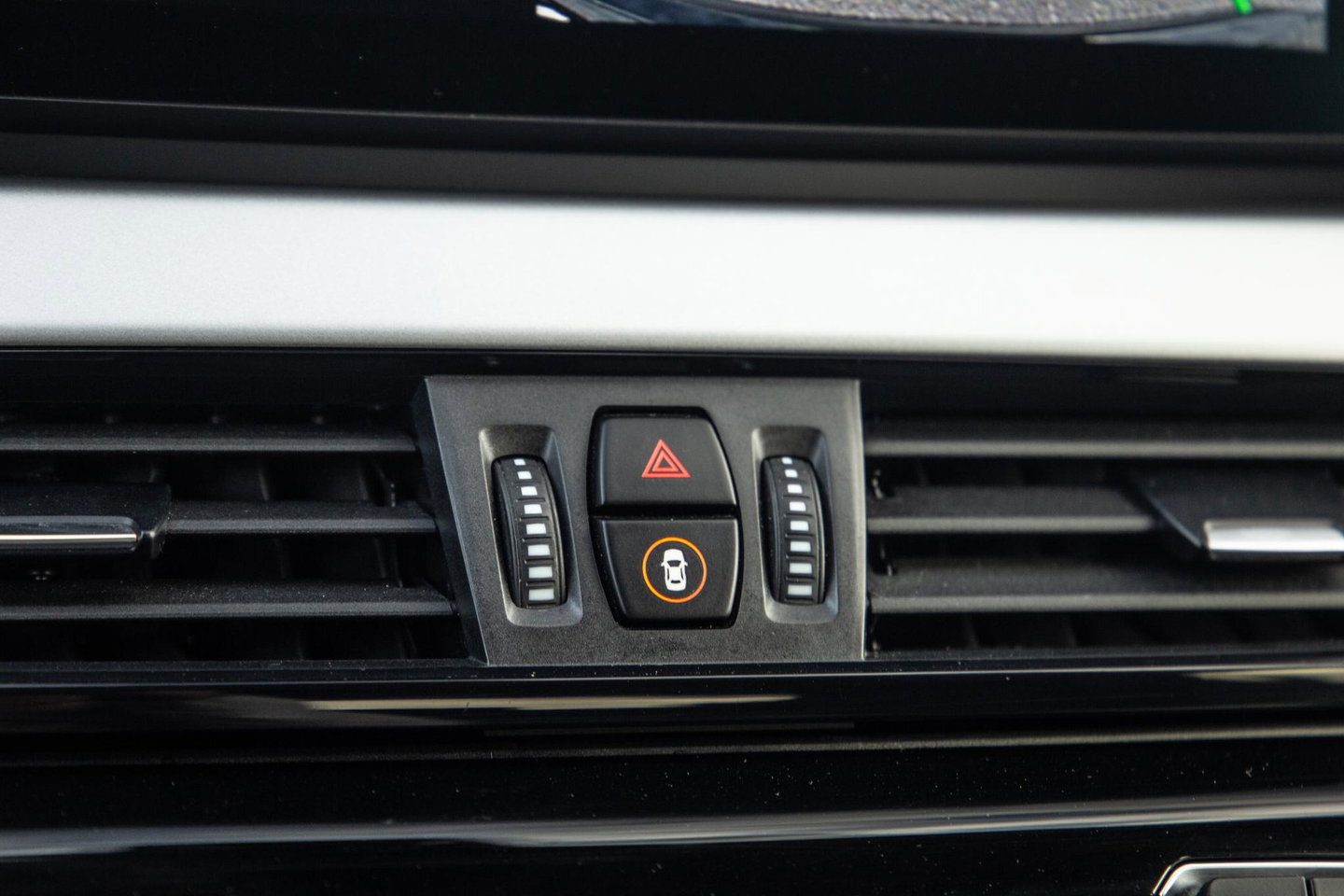 BMW X1 xDrive25e Executive BLACK LINE / CAMERA / CARPLAY / HEAD UP DISPLAY / LEDER / LED / CRUISE CONTROLE / STOELVERWARMING
