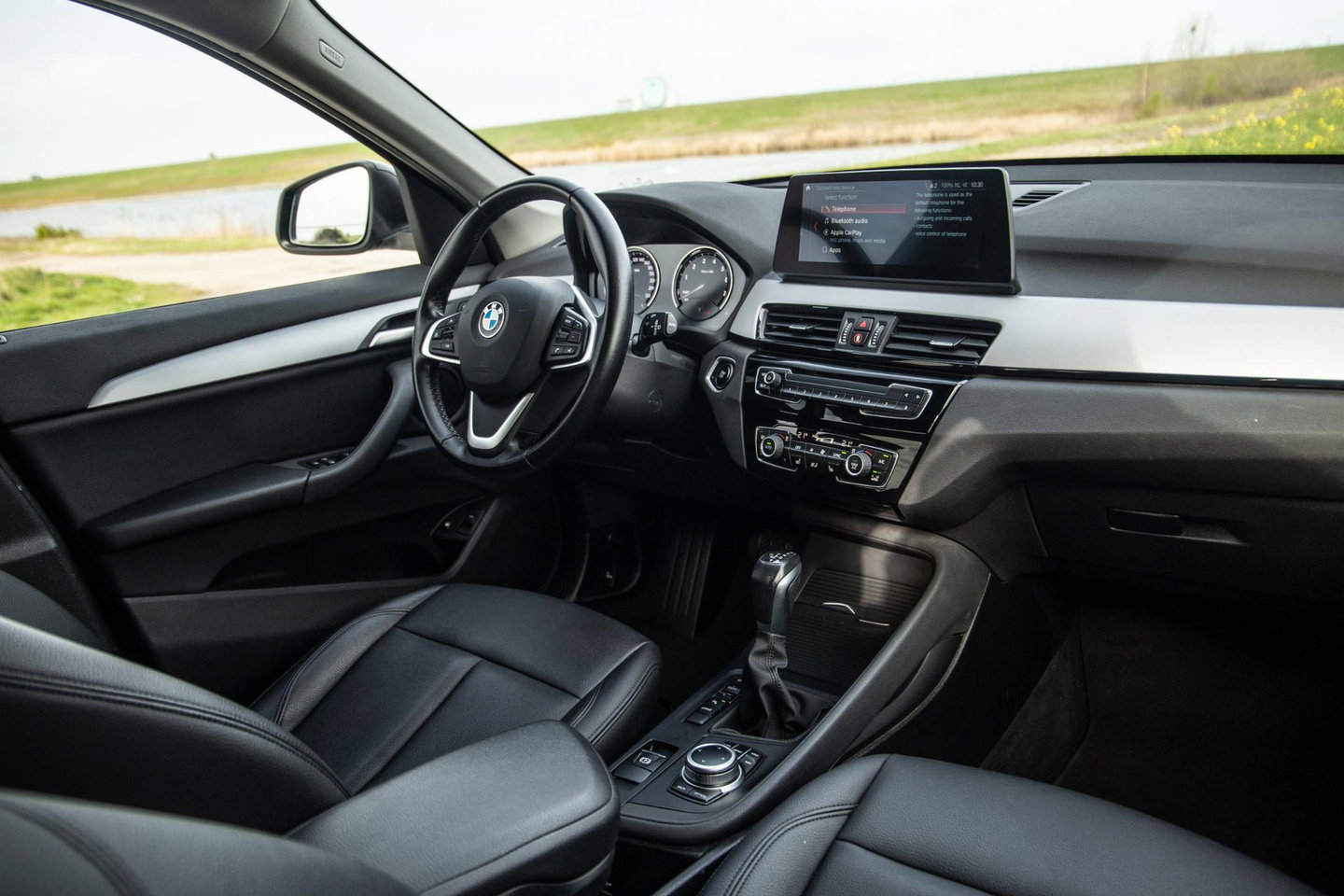 BMW X1 xDrive25e Executive BLACK LINE / CAMERA / CARPLAY / HEAD UP DISPLAY / LEDER / LED / CRUISE CONTROLE / STOELVERWARMING