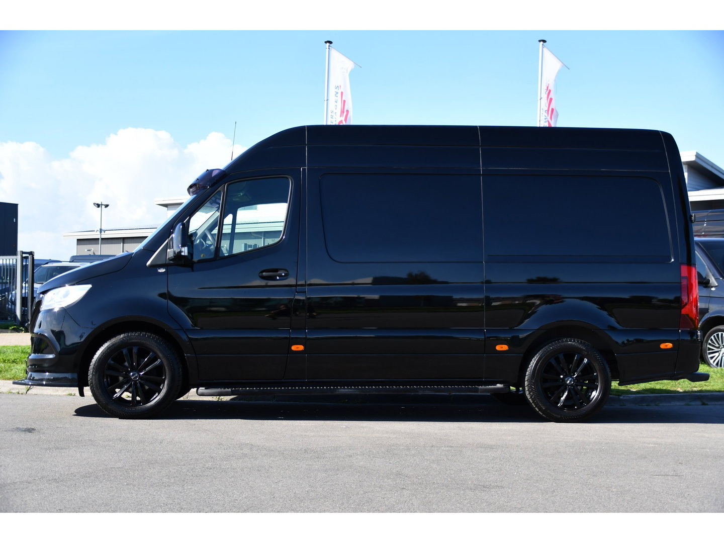 Mercedes-Benz Sprinter 314 2.2 CDI L2H2 RWD Black Edition Camera, Cruise, Carplay, Bearlock, Multimedia, Stoelverwarming, Betimmering, Uniek!