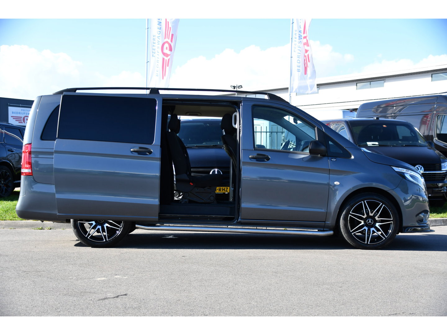 Mercedes-Benz Vito 114 CDI Lang DC AMG Edition Camera, Cruise, LED, 2 x Schuifdeur, Automaat, Trekhaak, NAVI, Uniek!