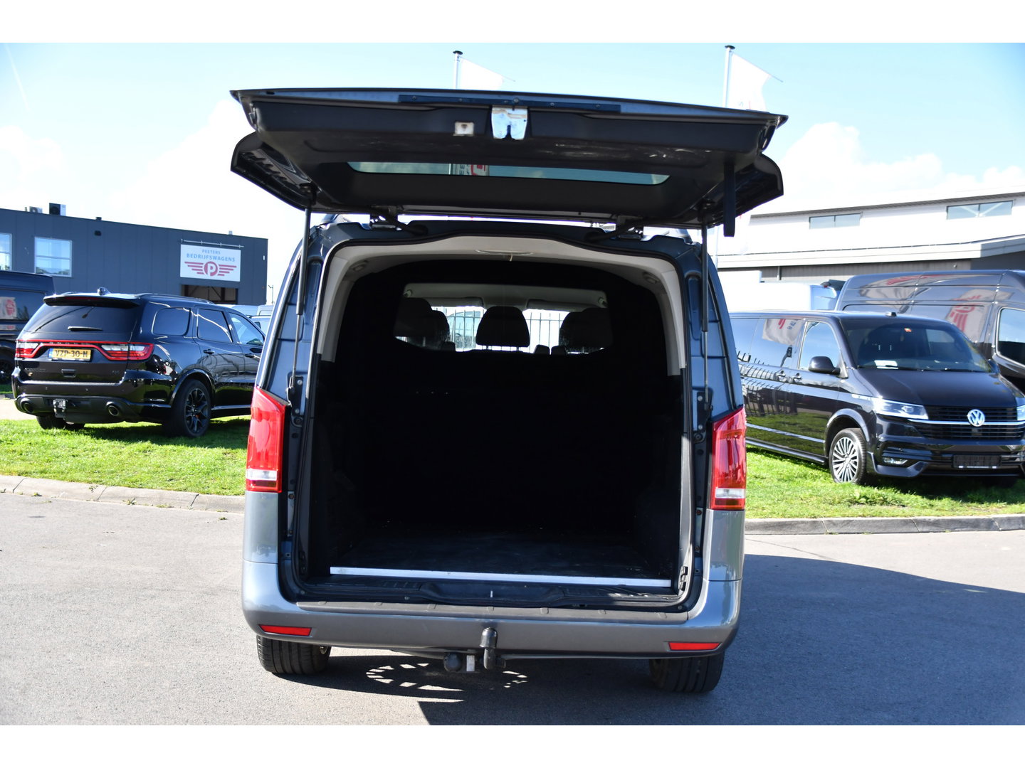 Mercedes-Benz Vito 114 CDI Lang DC AMG Edition Camera, Cruise, LED, 2 x Schuifdeur, Automaat, Trekhaak, NAVI, Uniek!