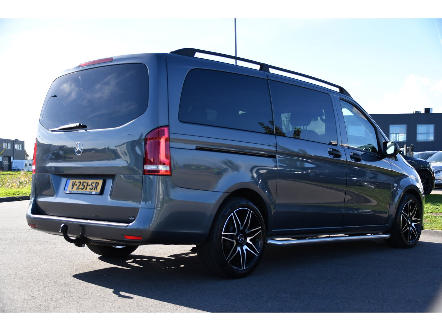 Mercedes-Benz Vito 114 CDI Lang DC AMG Edition Camera, Cruise, LED, 2 x Schuifdeur, Automaat, Trekhaak, NAVI, Uniek!