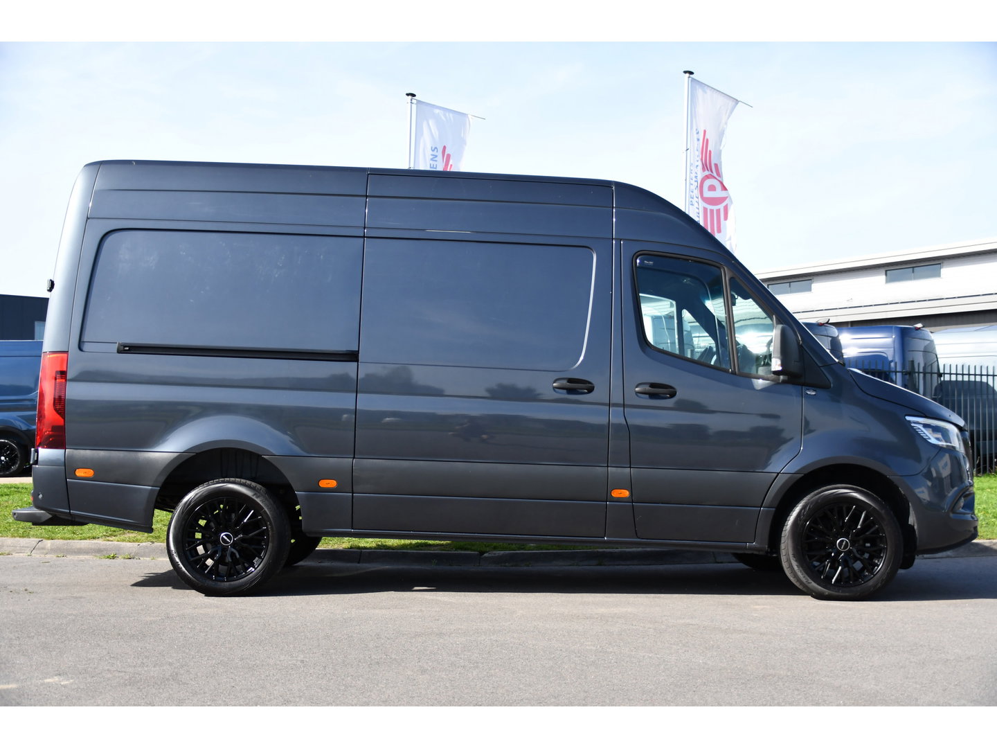 Mercedes-Benz Sprinter 319 V6 3.0 CDI L2H2 PB Edition Camera, Carplay, LED, Leder, 10,5'' Mbux, Stoelverwarming, Elektrische Deur, Automaat, Geveerde Stoel, Uniek!