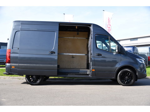 Mercedes-Benz Sprinter 319 V6 3.0 CDI L2H2 PB Edition Camera, Carplay, LED, Leder, 10,5'' Mbux, Stoelverwarming, Elektrische Deur, Automaat, Geveerde Stoel, Uniek!