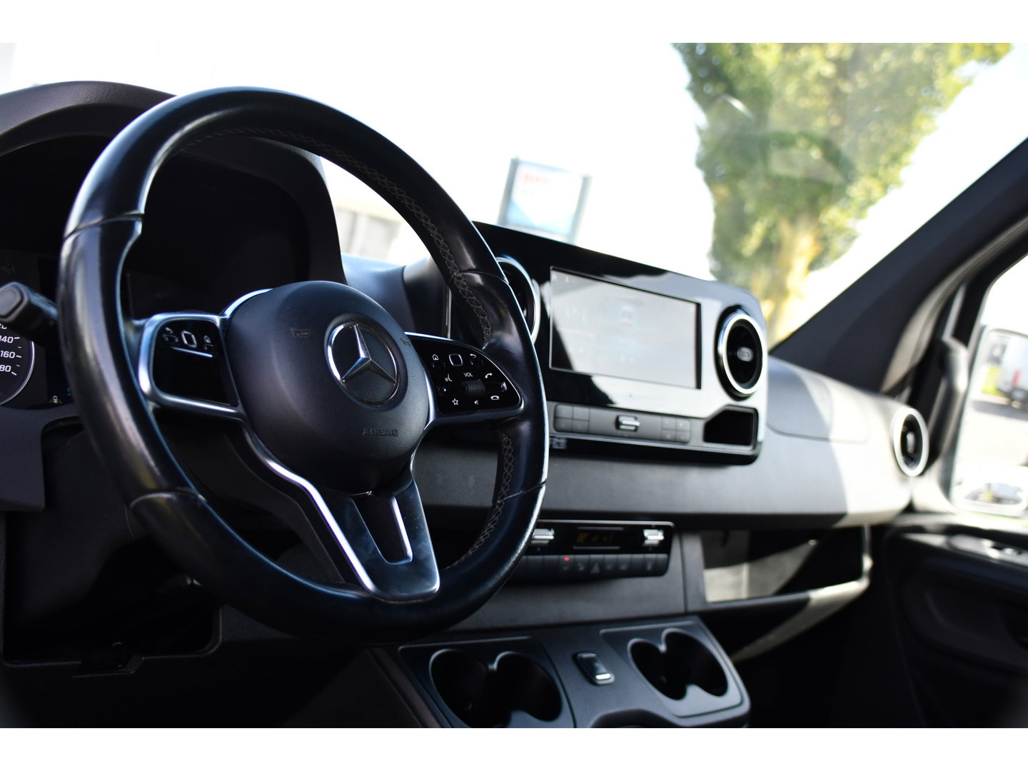 Mercedes-Benz Sprinter 319 V6 3.0 CDI L2H2 PB Edition Camera, Carplay, LED, Leder, 10,5'' Mbux, Stoelverwarming, Elektrische Deur, Automaat, Geveerde Stoel, Uniek!