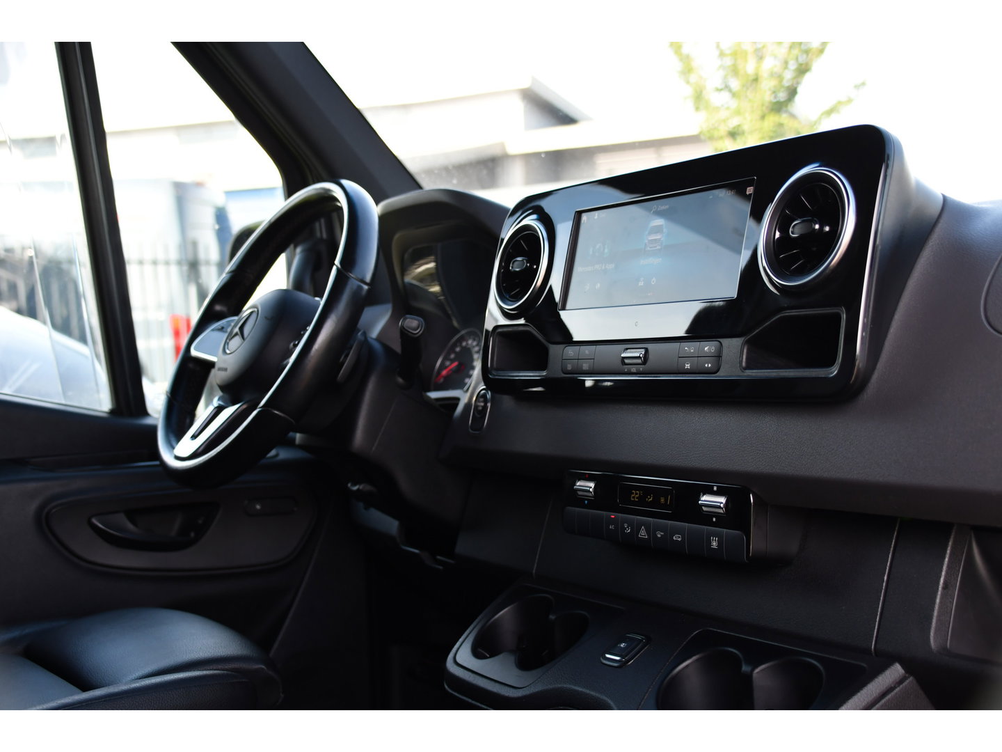 Mercedes-Benz Sprinter 319 V6 3.0 CDI L2H2 PB Edition Camera, Carplay, LED, Leder, 10,5'' Mbux, Stoelverwarming, Elektrische Deur, Automaat, Geveerde Stoel, Uniek!