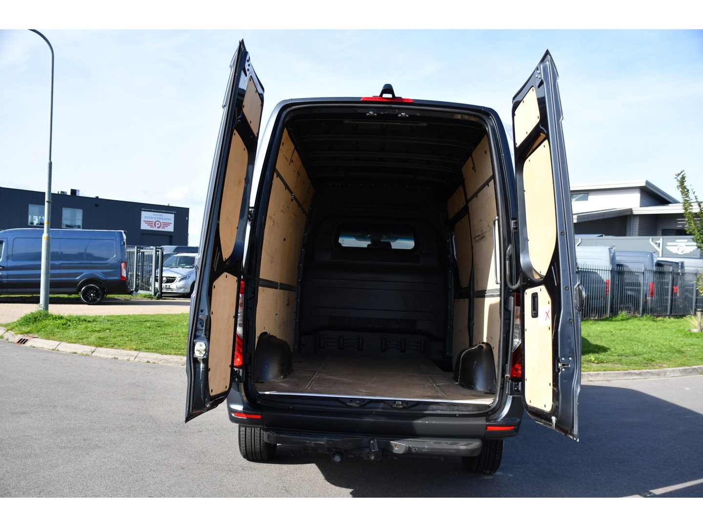 Mercedes-Benz Sprinter 319 V6 3.0 CDI L2H2 PB Edition Camera, Carplay, LED, Leder, 10,5'' Mbux, Stoelverwarming, Elektrische Deur, Automaat, Geveerde Stoel, Uniek!