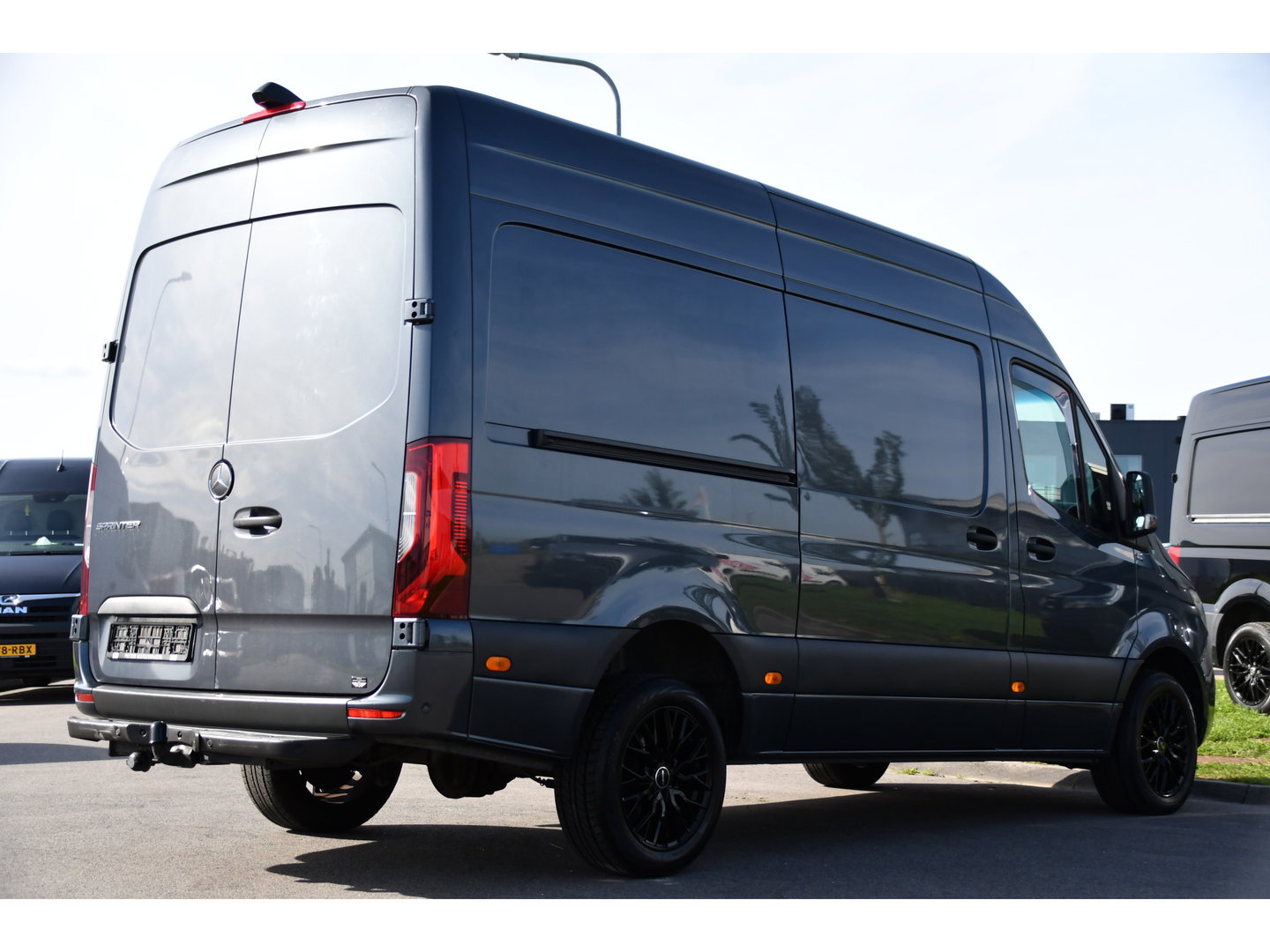 Mercedes-Benz Sprinter 319 V6 3.0 CDI L2H2 PB Edition Camera, Carplay, LED, Leder, 10,5'' Mbux, Stoelverwarming, Elektrische Deur, Automaat, Geveerde Stoel, Uniek!
