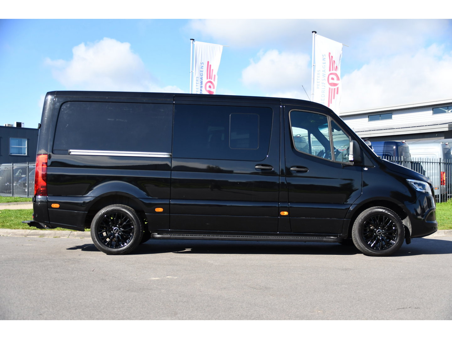 Mercedes-Benz Sprinter 319 3.0 CDI L2H1 DC Black Edition FULL OPTIONS! 360 Camera, Adaptieve Cruise, LED, 2 x Stoelverwarming, Standkacel, Autmaat, 10,5'' Mbux, Sensoren, Uniek!