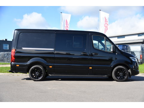 Mercedes-Benz Sprinter 319 3.0 CDI L2H1 DC Black Edition FULL OPTIONS! 360 Camera, Adaptieve Cruise, LED, 2 x Stoelverwarming, Standkacel, Autmaat, 10,5'' Mbux, Sensoren, Uniek!