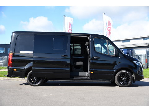 Mercedes-Benz Sprinter 319 3.0 CDI L2H1 DC Black Edition FULL OPTIONS! 360 Camera, Adaptieve Cruise, LED, 2 x Stoelverwarming, Standkacel, Autmaat, 10,5'' Mbux, Sensoren, Uniek!