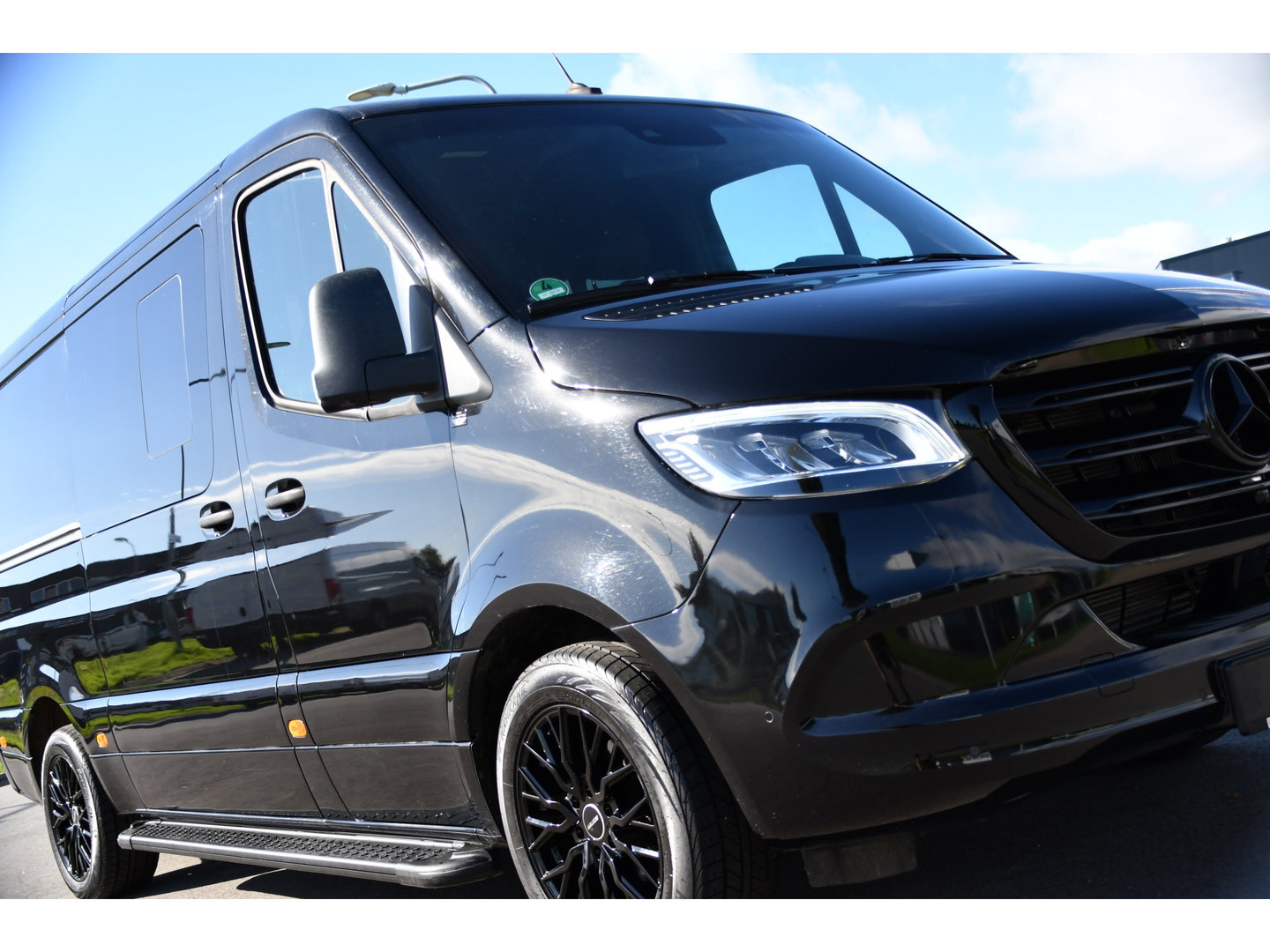 Mercedes-Benz Sprinter 319 3.0 CDI L2H1 DC Black Edition FULL OPTIONS! 360 Camera, Adaptieve Cruise, LED, 2 x Stoelverwarming, Standkacel, Autmaat, 10,5'' Mbux, Sensoren, Uniek!