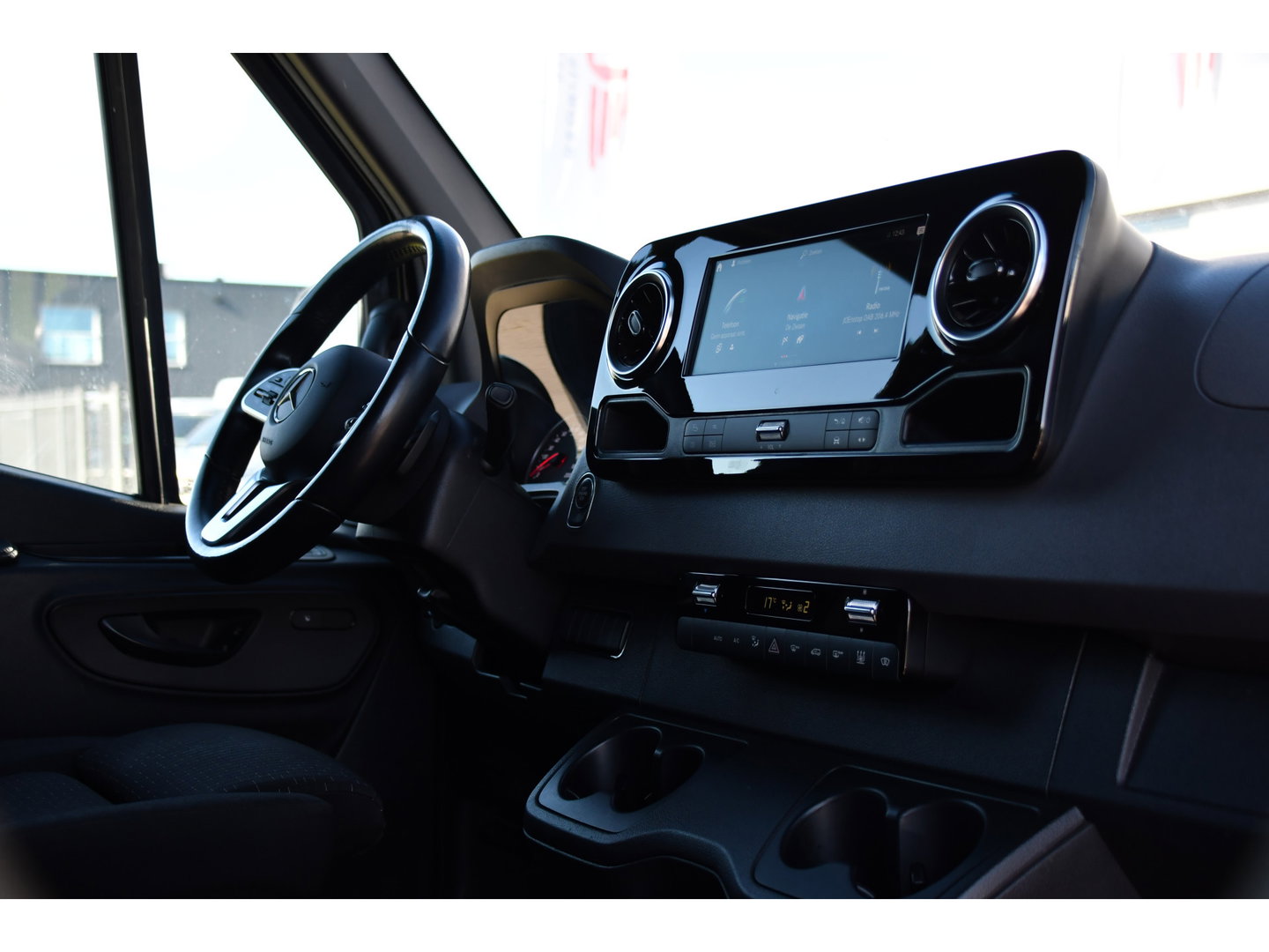 Mercedes-Benz Sprinter 319 3.0 CDI L2H1 DC Black Edition FULL OPTIONS! 360 Camera, Adaptieve Cruise, LED, 2 x Stoelverwarming, Standkacel, Autmaat, 10,5'' Mbux, Sensoren, Uniek!