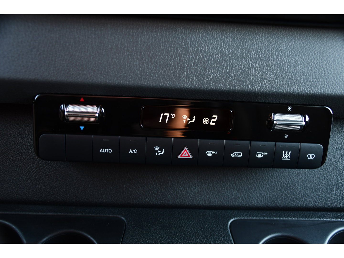 Mercedes-Benz Sprinter 319 3.0 CDI L2H1 DC Black Edition FULL OPTIONS! 360 Camera, Adaptieve Cruise, LED, 2 x Stoelverwarming, Standkacel, Autmaat, 10,5'' Mbux, Sensoren, Uniek!