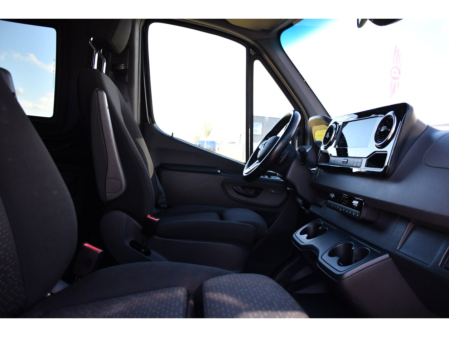 Mercedes-Benz Sprinter 319 3.0 CDI L2H1 DC Black Edition FULL OPTIONS! 360 Camera, Adaptieve Cruise, LED, 2 x Stoelverwarming, Standkacel, Autmaat, 10,5'' Mbux, Sensoren, Uniek!