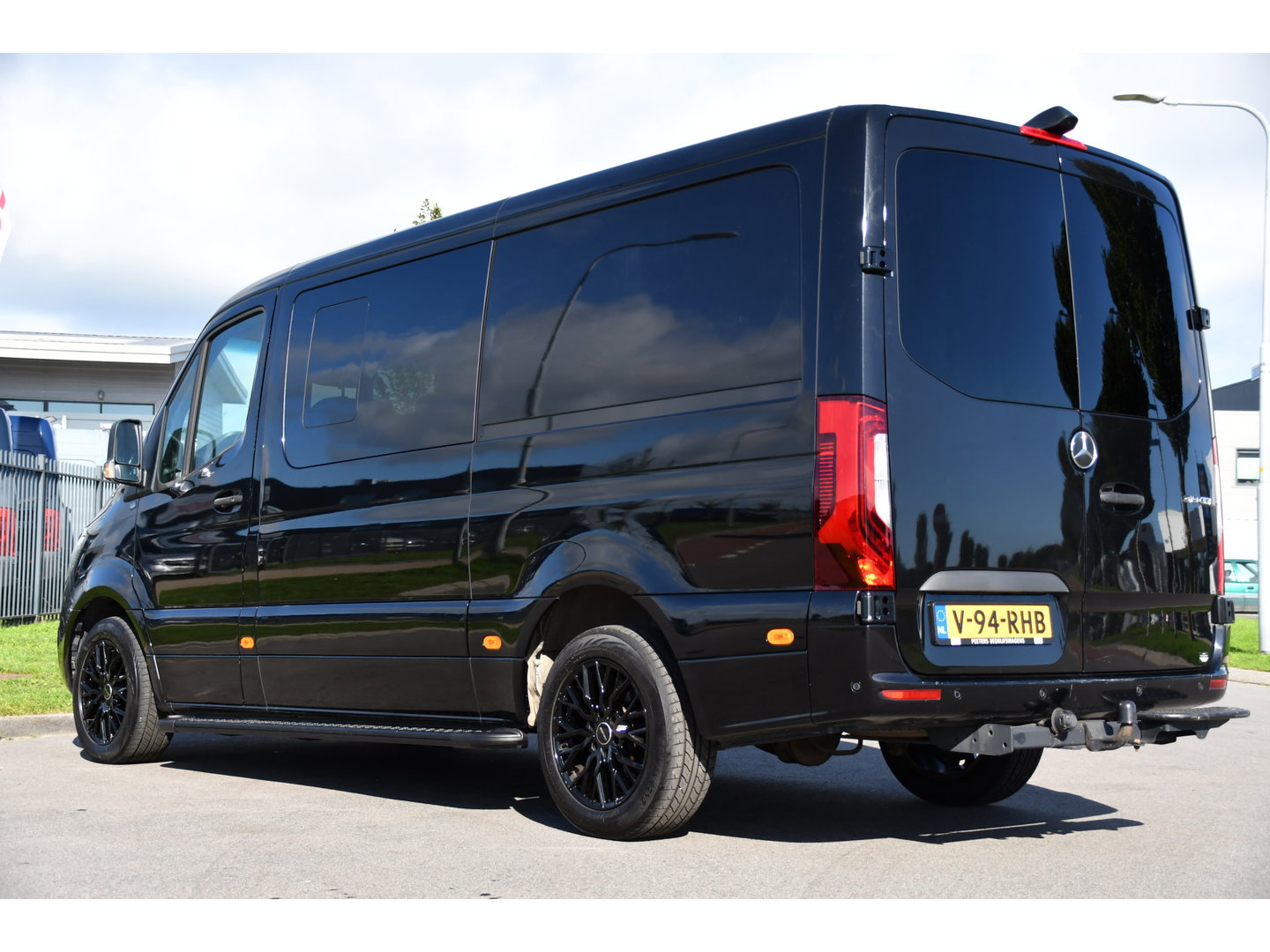 Mercedes-Benz Sprinter 319 3.0 CDI L2H1 DC Black Edition FULL OPTIONS! 360 Camera, Adaptieve Cruise, LED, 2 x Stoelverwarming, Standkacel, Autmaat, 10,5'' Mbux, Sensoren, Uniek!