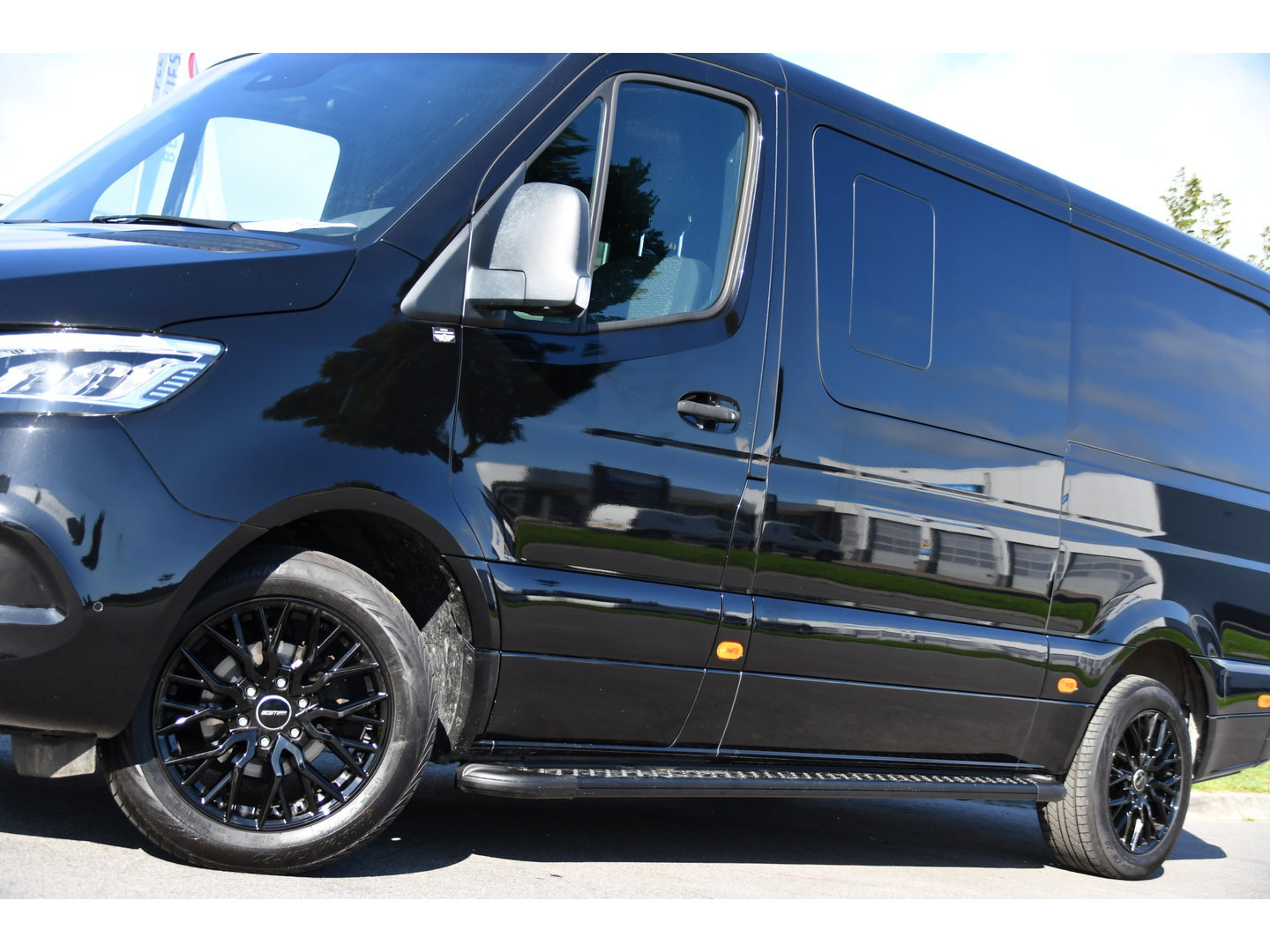 Mercedes-Benz Sprinter 319 3.0 CDI L2H1 DC Black Edition FULL OPTIONS! 360 Camera, Adaptieve Cruise, LED, 2 x Stoelverwarming, Standkacel, Autmaat, 10,5'' Mbux, Sensoren, Uniek!