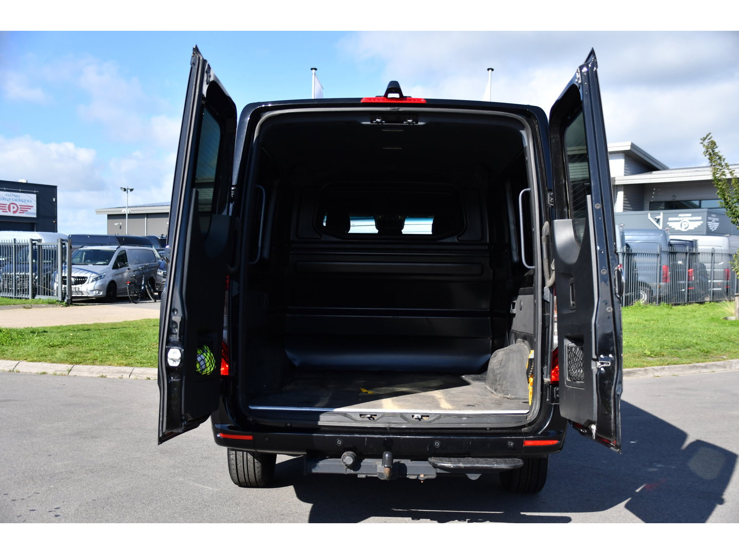 Mercedes-Benz Sprinter 319 3.0 CDI L2H1 DC Black Edition FULL OPTIONS! 360 Camera, Adaptieve Cruise, LED, 2 x Stoelverwarming, Standkacel, Autmaat, 10,5'' Mbux, Sensoren, Uniek!