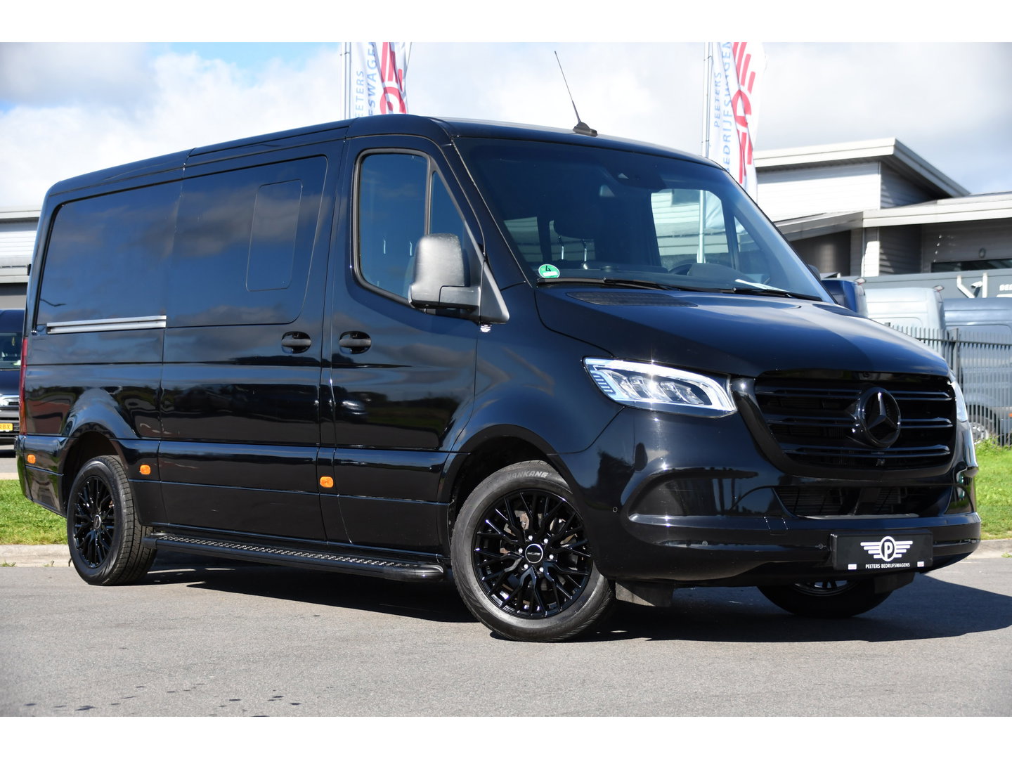 Mercedes-Benz Sprinter 319 3.0 CDI L2H1 DC Black Edition FULL OPTIONS! 360 Camera, Adaptieve Cruise, LED, 2 x Stoelverwarming, Standkacel, Autmaat, 10,5'' Mbux, Sensoren, Uniek!