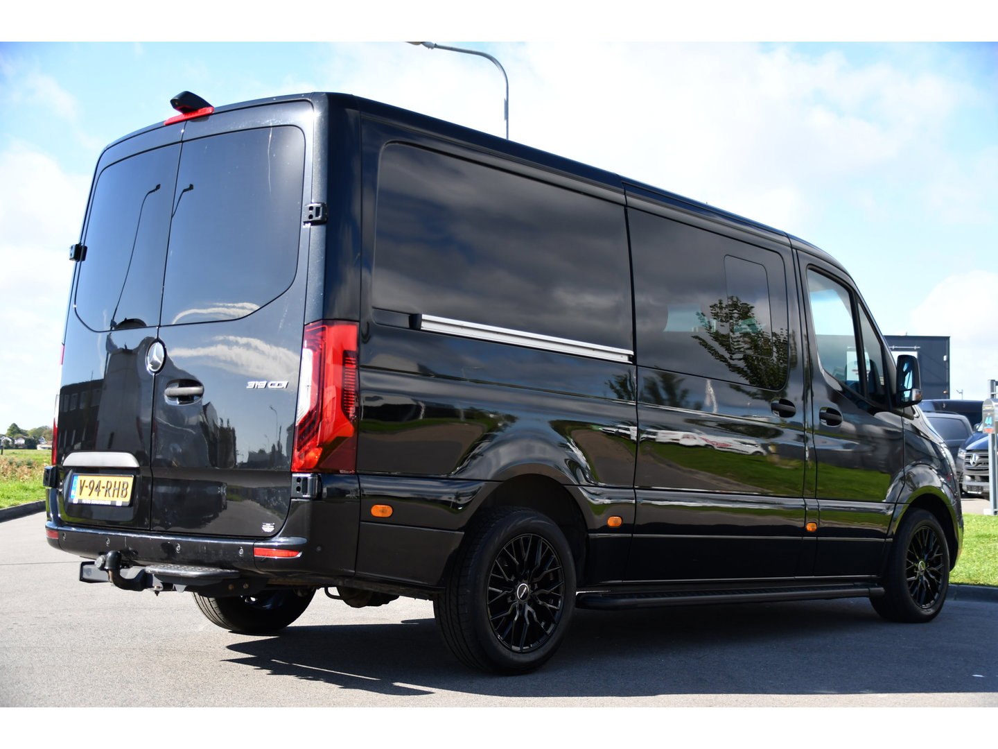 Mercedes-Benz Sprinter 319 3.0 CDI L2H1 DC Black Edition FULL OPTIONS! 360 Camera, Adaptieve Cruise, LED, 2 x Stoelverwarming, Standkacel, Autmaat, 10,5'' Mbux, Sensoren, Uniek!