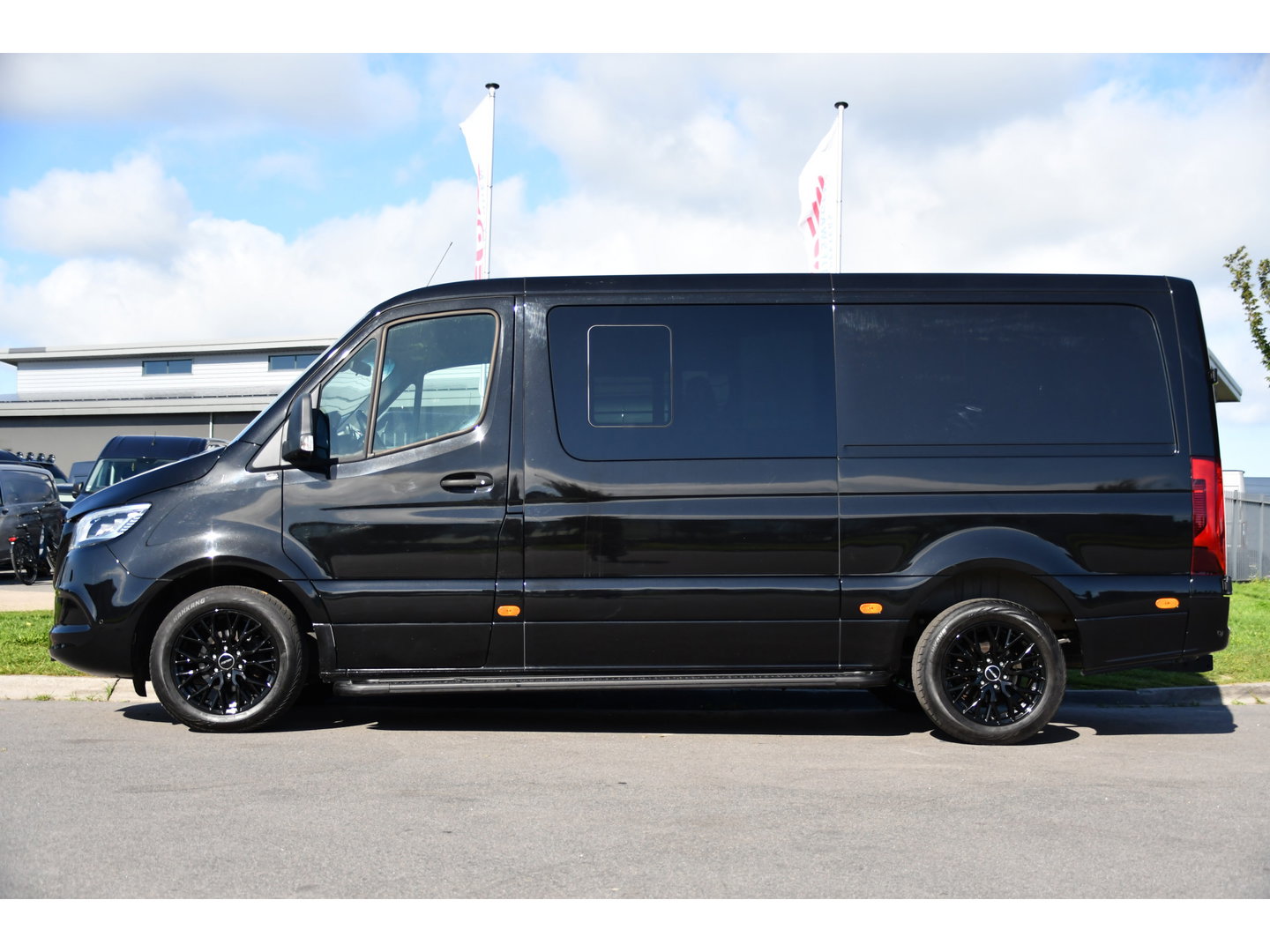 Mercedes-Benz Sprinter 319 3.0 CDI L2H1 DC Black Edition FULL OPTIONS! 360 Camera, Adaptieve Cruise, LED, 2 x Stoelverwarming, Standkacel, Autmaat, 10,5'' Mbux, Sensoren, Uniek!