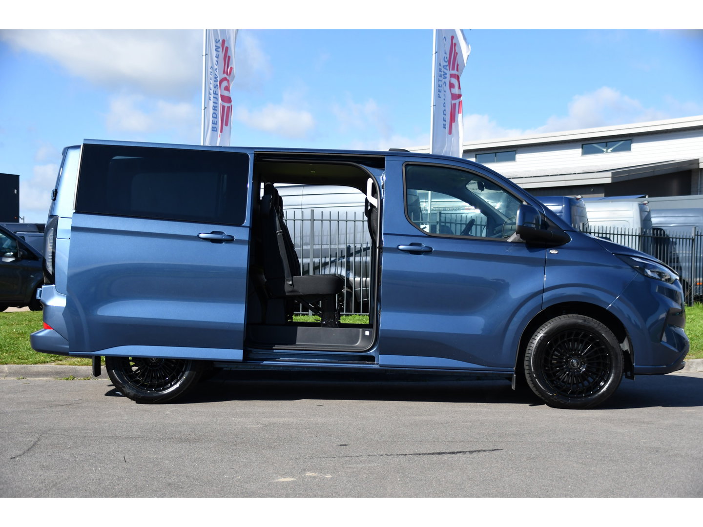 Ford Transit Custom 300 2.0 TDCI L1H1 DC Limited PB Edition Adaptieve Cruise, Camera, Carplay, LED, Stoelverwarming, 2 x Schuifdeur, Automaat, Stuurverwarming, Trekhaak, 170pk, Uniek!