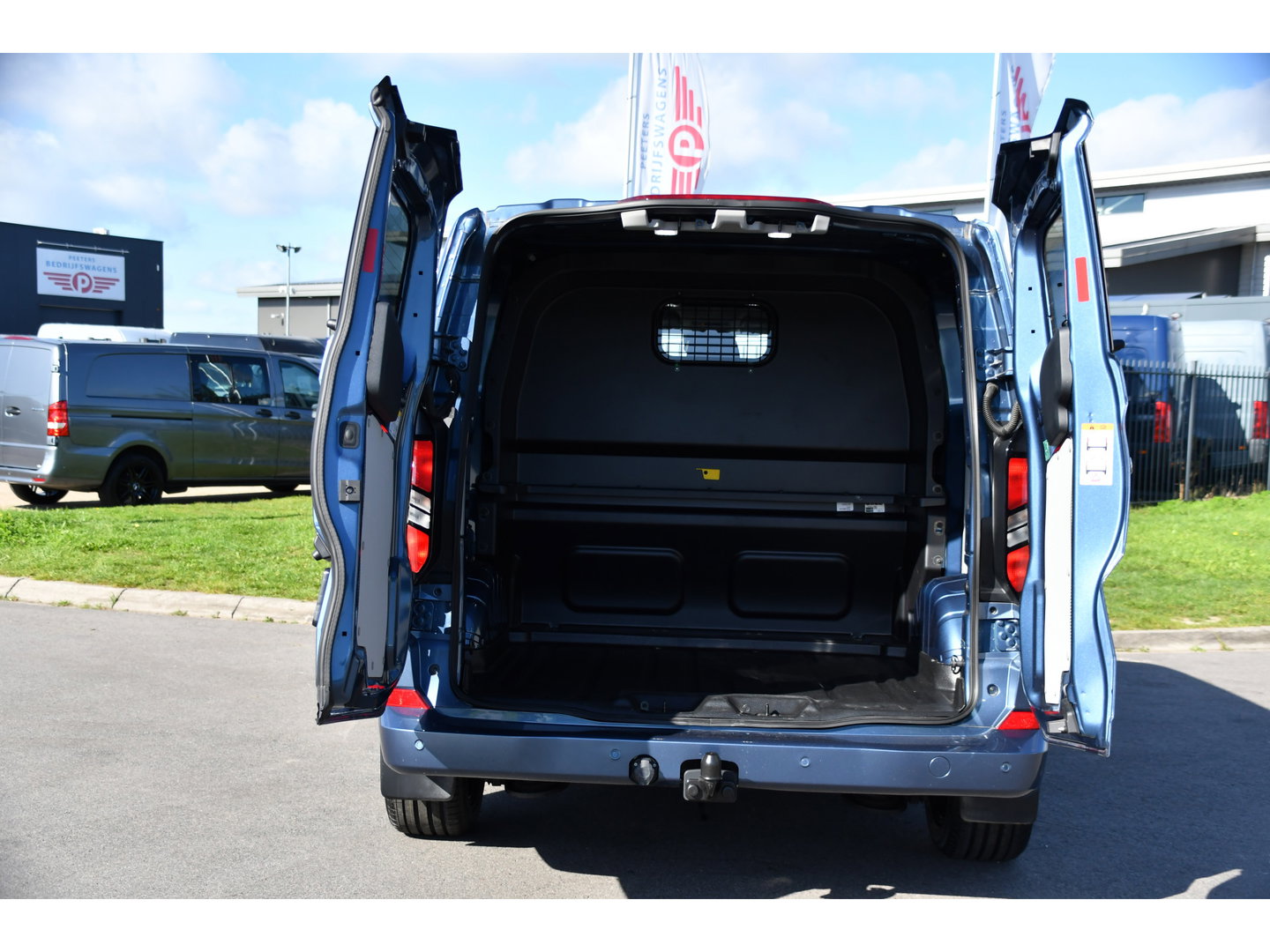 Ford Transit Custom 300 2.0 TDCI L1H1 DC Limited PB Edition Adaptieve Cruise, Camera, Carplay, LED, Stoelverwarming, 2 x Schuifdeur, Automaat, Stuurverwarming, Trekhaak, 170pk, Uniek!