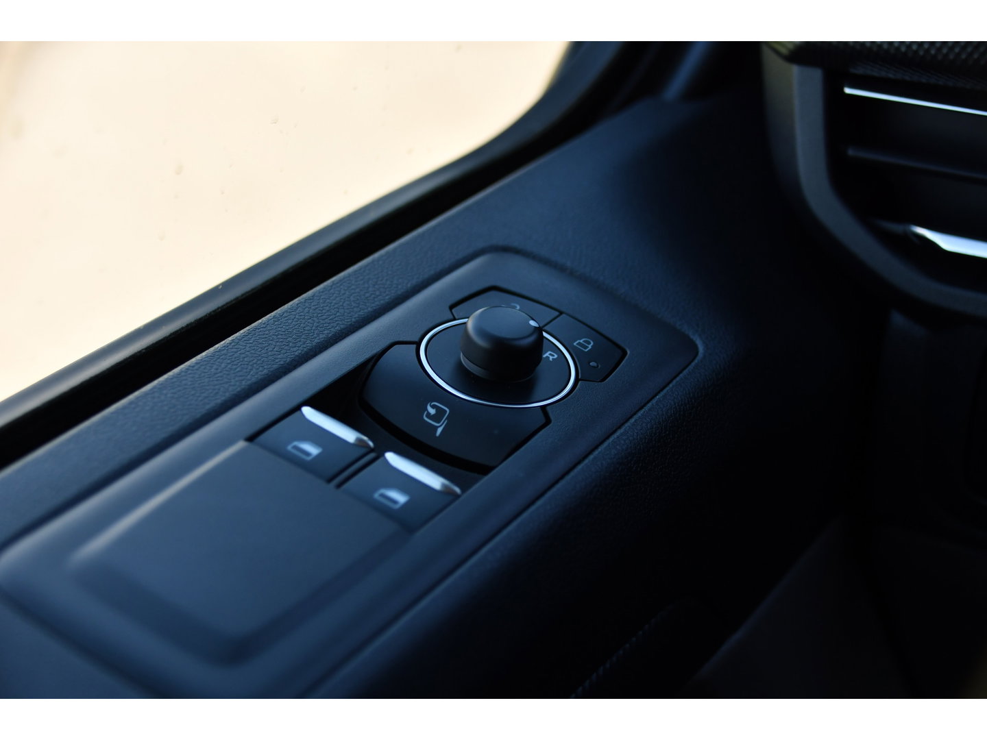 Ford Transit Custom 300 2.0 TDCI L1H1 Limited PB Edition Camera, Cruise, Carplay, LED, 136pk, Automaat, Sensoren, Trekhaak, Stoelverwarming, 136pk, Uniek!