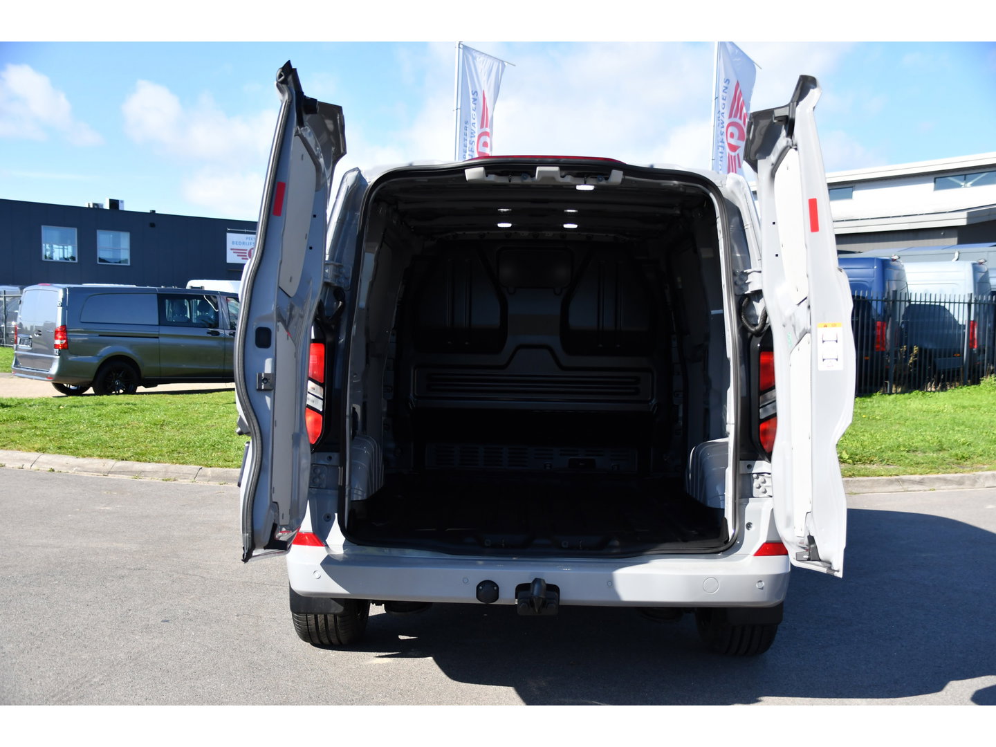 Ford Transit Custom 300 2.0 TDCI L1H1 Limited PB Edition Camera, Cruise, Carplay, LED, 136pk, Automaat, Sensoren, Trekhaak, Stoelverwarming, 136pk, Uniek!