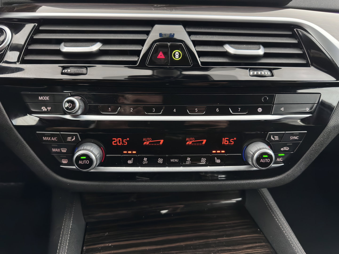 BMW 5 Serie 520d Business Edition Plus (INCL.BTW) Aut. *LEATHER | LASER-LED | HARMAN/KARDON | ADAPTIVE-CRUISE | BLIND-SPOT | MEMORY-PACK | CAMERA | DIGI-COCKPIT | AMBIENT-LIGHT | DAB+ | NAVI-FULLMAP | ECC | PDC | 18''ALU*
