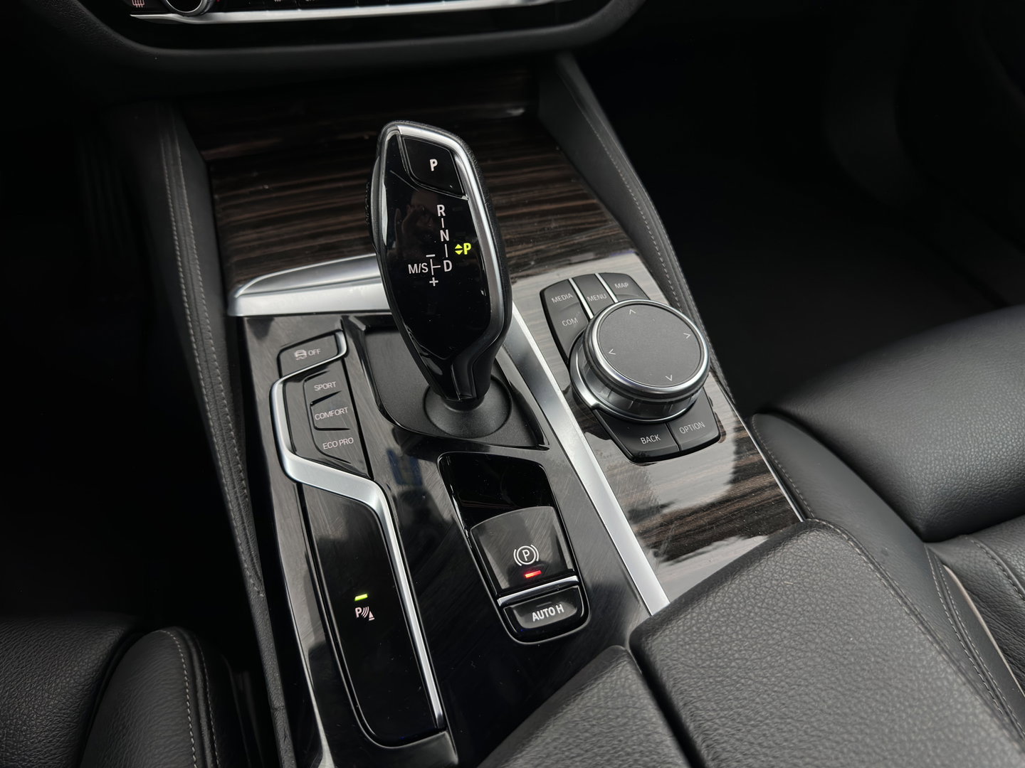 BMW 5 Serie 520d Business Edition Plus (INCL.BTW) Aut. *LEATHER | LASER-LED | HARMAN/KARDON | ADAPTIVE-CRUISE | BLIND-SPOT | MEMORY-PACK | CAMERA | DIGI-COCKPIT | AMBIENT-LIGHT | DAB+ | NAVI-FULLMAP | ECC | PDC | 18''ALU*