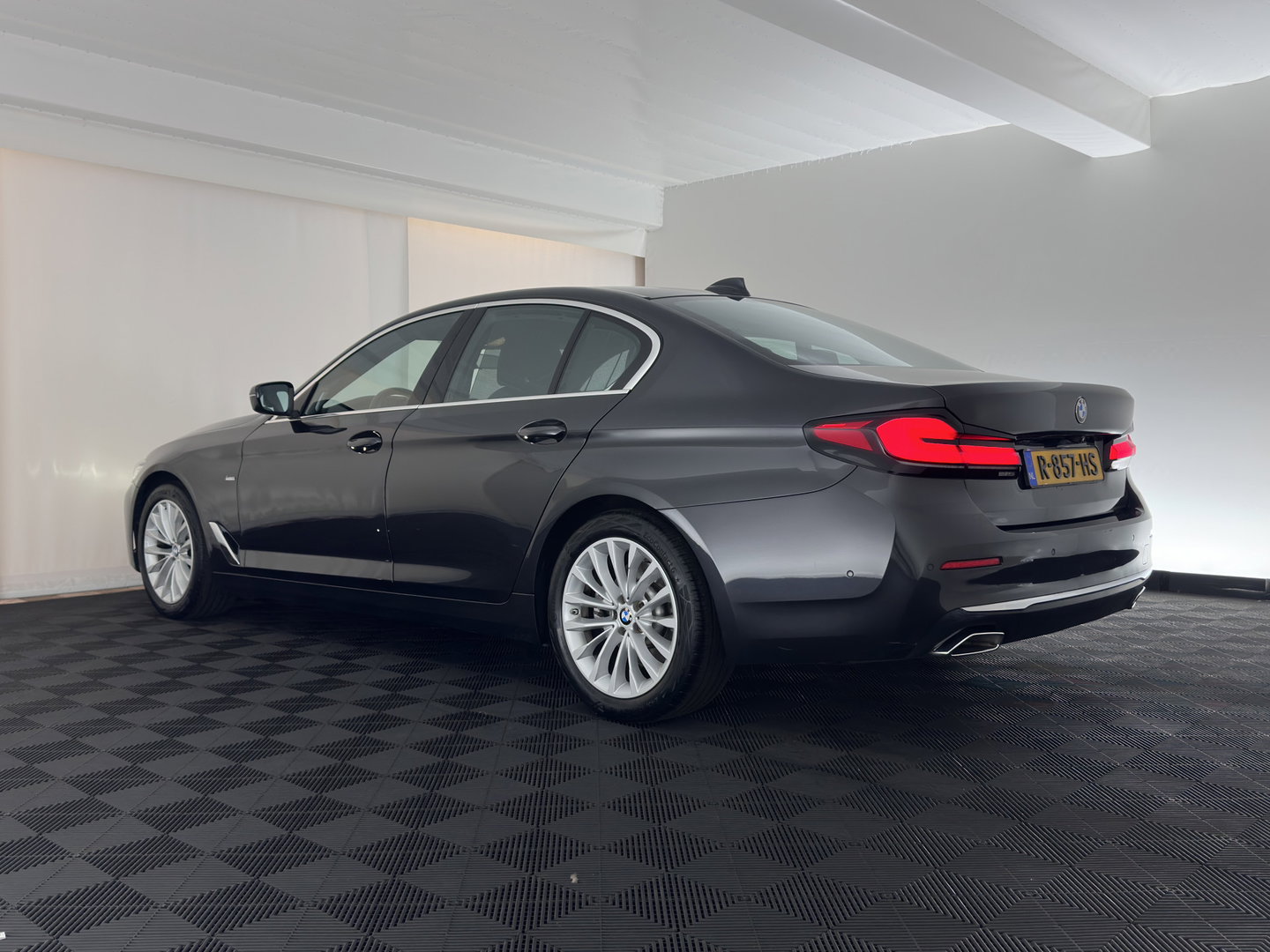 BMW 5 Serie 520d Business Edition Plus (INCL.BTW) Aut. *LEATHER | LASER-LED | HARMAN/KARDON | ADAPTIVE-CRUISE | BLIND-SPOT | MEMORY-PACK | CAMERA | DIGI-COCKPIT | AMBIENT-LIGHT | DAB+ | NAVI-FULLMAP | ECC | PDC | 18''ALU*