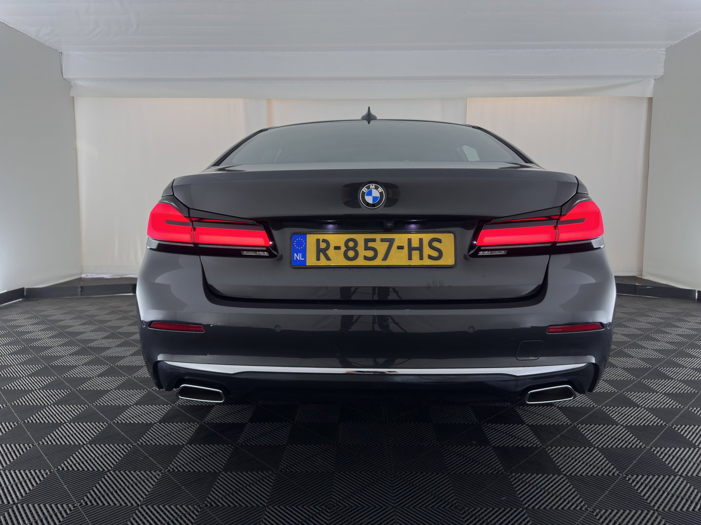 BMW 5 Serie 520d Business Edition Plus (INCL.BTW) Aut. *LEATHER | LASER-LED | HARMAN/KARDON | ADAPTIVE-CRUISE | BLIND-SPOT | MEMORY-PACK | CAMERA | DIGI-COCKPIT | AMBIENT-LIGHT | DAB+ | NAVI-FULLMAP | ECC | PDC | 18''ALU*