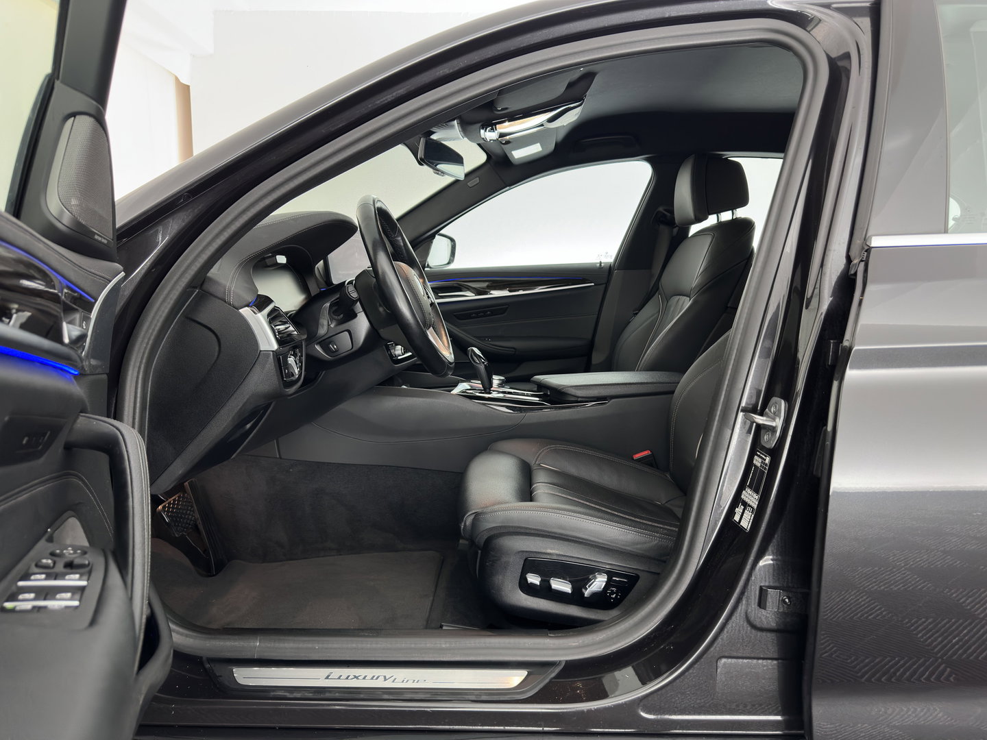 BMW 5 Serie 520d Business Edition Plus (INCL.BTW) Aut. *LEATHER | LASER-LED | HARMAN/KARDON | ADAPTIVE-CRUISE | BLIND-SPOT | MEMORY-PACK | CAMERA | DIGI-COCKPIT | AMBIENT-LIGHT | DAB+ | NAVI-FULLMAP | ECC | PDC | 18''ALU*