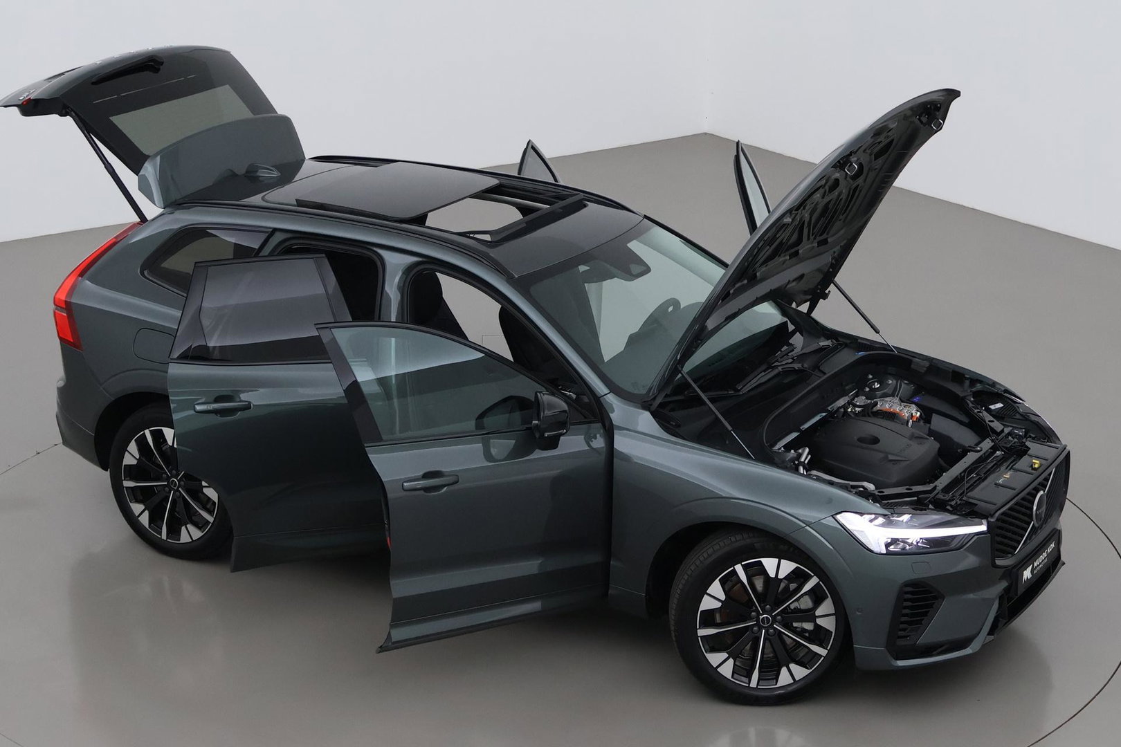 Volvo XC60 T8 Ultra Dark | Luchtvering | Harman/Kardon | Panoramadak | 360° Camera | Head-Up | Stoel+Stuurverwarming | ACC