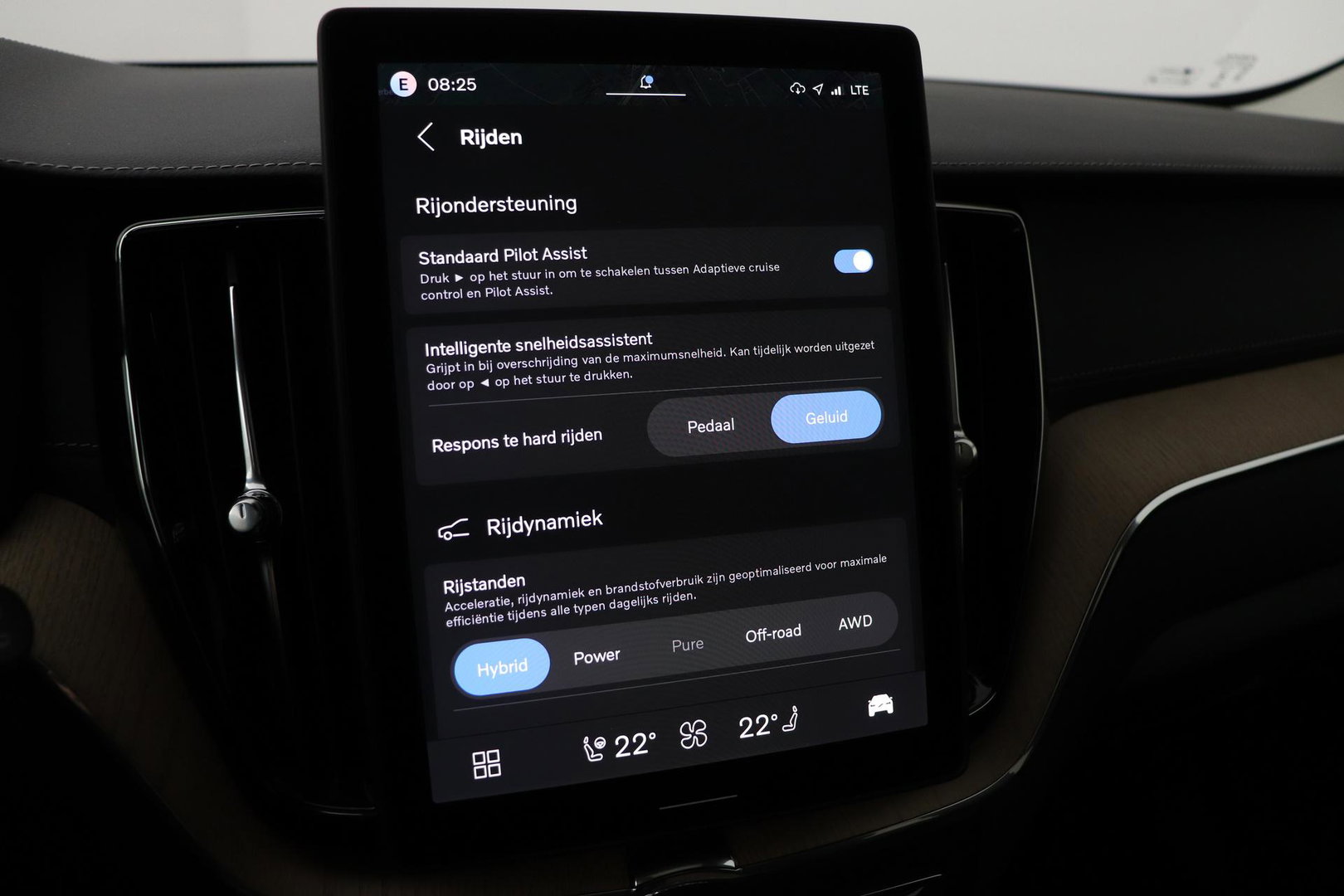 Volvo XC60 T8 Ultra Dark | Luchtvering | Harman/Kardon | Panoramadak | 360° Camera | Head-Up | Stoel+Stuurverwarming | ACC