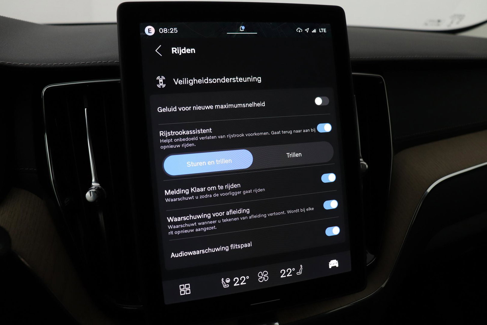 Volvo XC60 T8 Ultra Dark | Luchtvering | Harman/Kardon | Panoramadak | 360° Camera | Head-Up | Stoel+Stuurverwarming | ACC