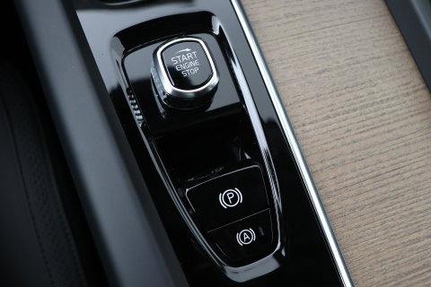 Volvo XC60 T8 Ultra Dark | Luchtvering | Harman/Kardon | Panoramadak | 360° Camera | Head-Up | Stoel+Stuurverwarming | ACC