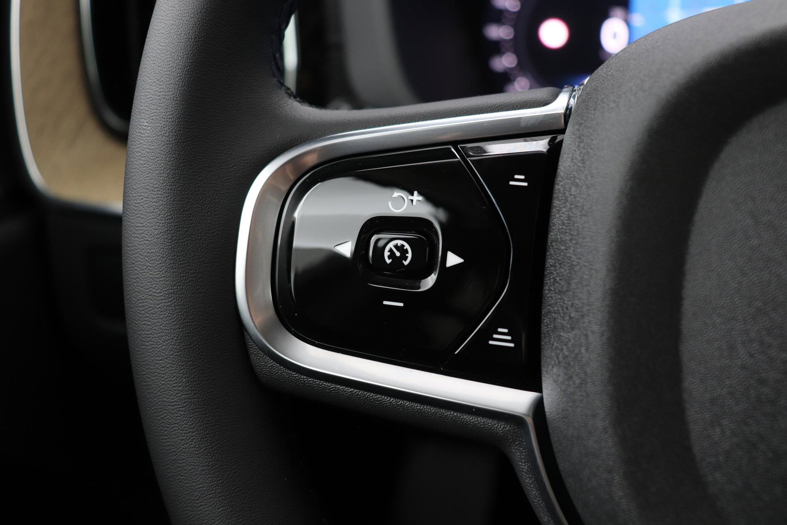 Volvo XC60 T8 Ultra Dark | Luchtvering | Harman/Kardon | Panoramadak | 360° Camera | Head-Up | Stoel+Stuurverwarming | ACC
