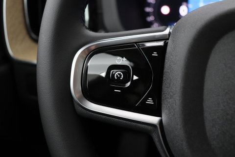 Volvo XC60 T8 Ultra Dark | Luchtvering | Harman/Kardon | Panoramadak | 360° Camera | Head-Up | Stoel+Stuurverwarming | ACC