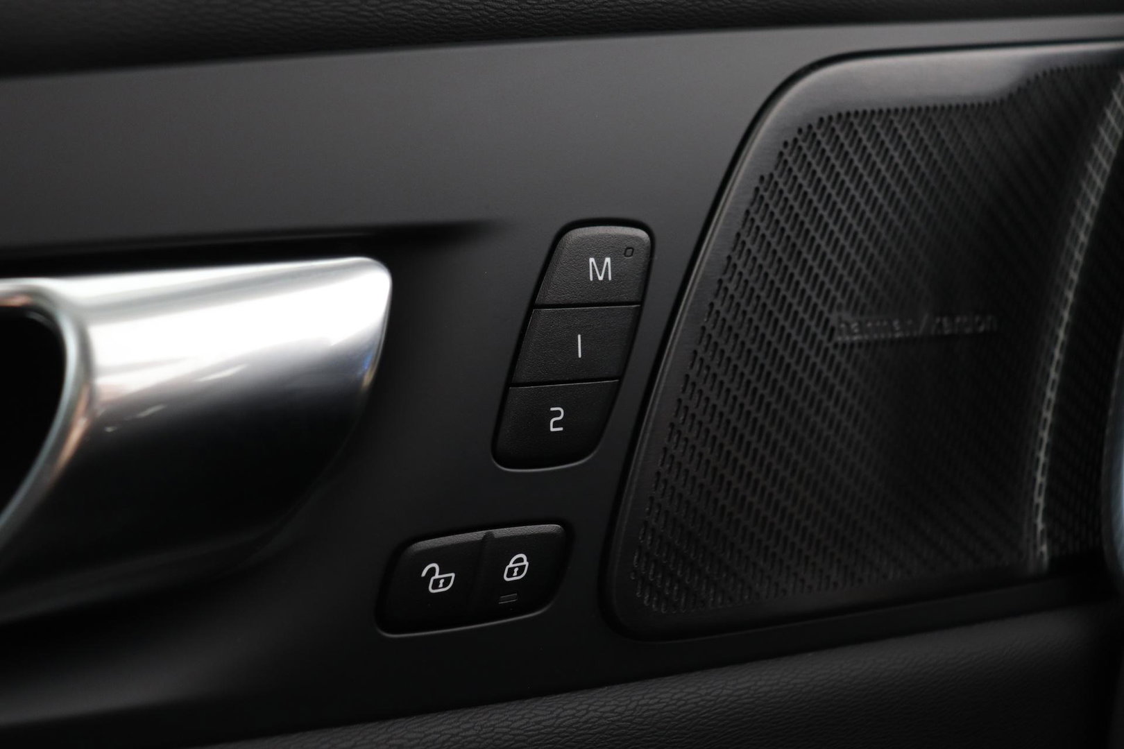 Volvo XC60 T8 Ultra Dark | Luchtvering | Harman/Kardon | Panoramadak | 360° Camera | Head-Up | Stoel+Stuurverwarming | ACC