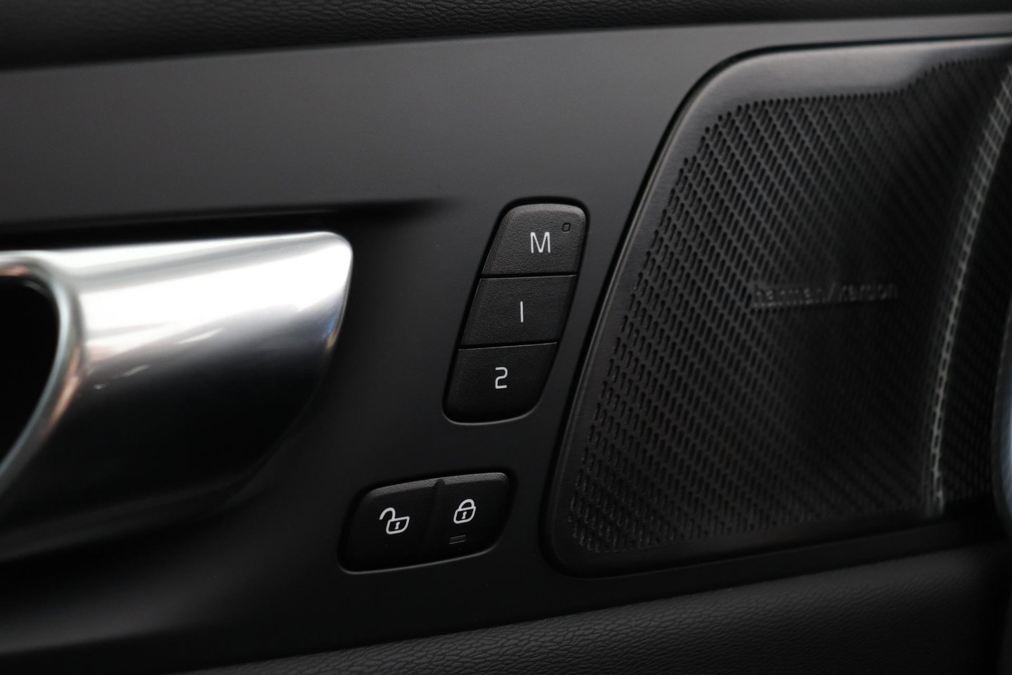Volvo XC60 T8 Ultra Dark | Luchtvering | Harman/Kardon | Panoramadak | 360° Camera | Head-Up | Stoel+Stuurverwarming | ACC