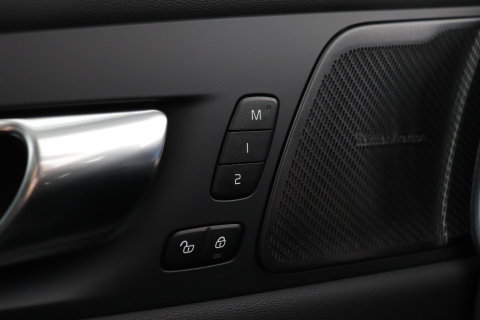 Volvo XC60 T8 Ultra Dark | Luchtvering | Harman/Kardon | Panoramadak | 360° Camera | Head-Up | Stoel+Stuurverwarming | ACC