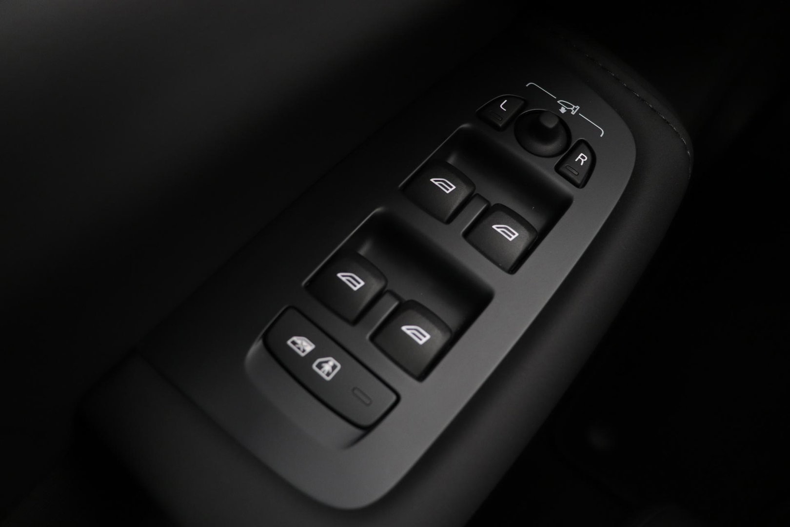 Volvo XC60 T8 Ultra Dark | Luchtvering | Harman/Kardon | Panoramadak | 360° Camera | Head-Up | Stoel+Stuurverwarming | ACC