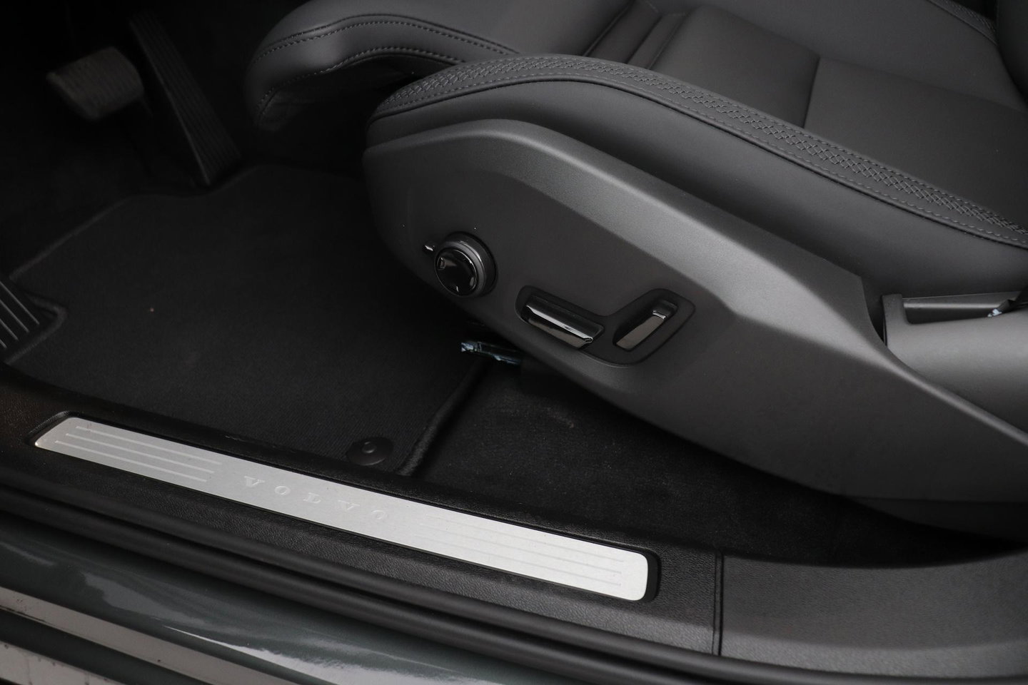 Volvo XC60 T8 Ultra Dark | Luchtvering | Harman/Kardon | Panoramadak | 360° Camera | Head-Up | Stoel+Stuurverwarming | ACC