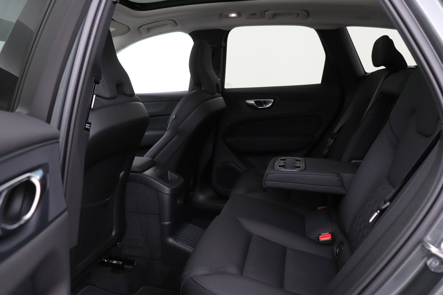 Volvo XC60 T8 Ultra Dark | Luchtvering | Harman/Kardon | Panoramadak | 360° Camera | Head-Up | Stoel+Stuurverwarming | ACC
