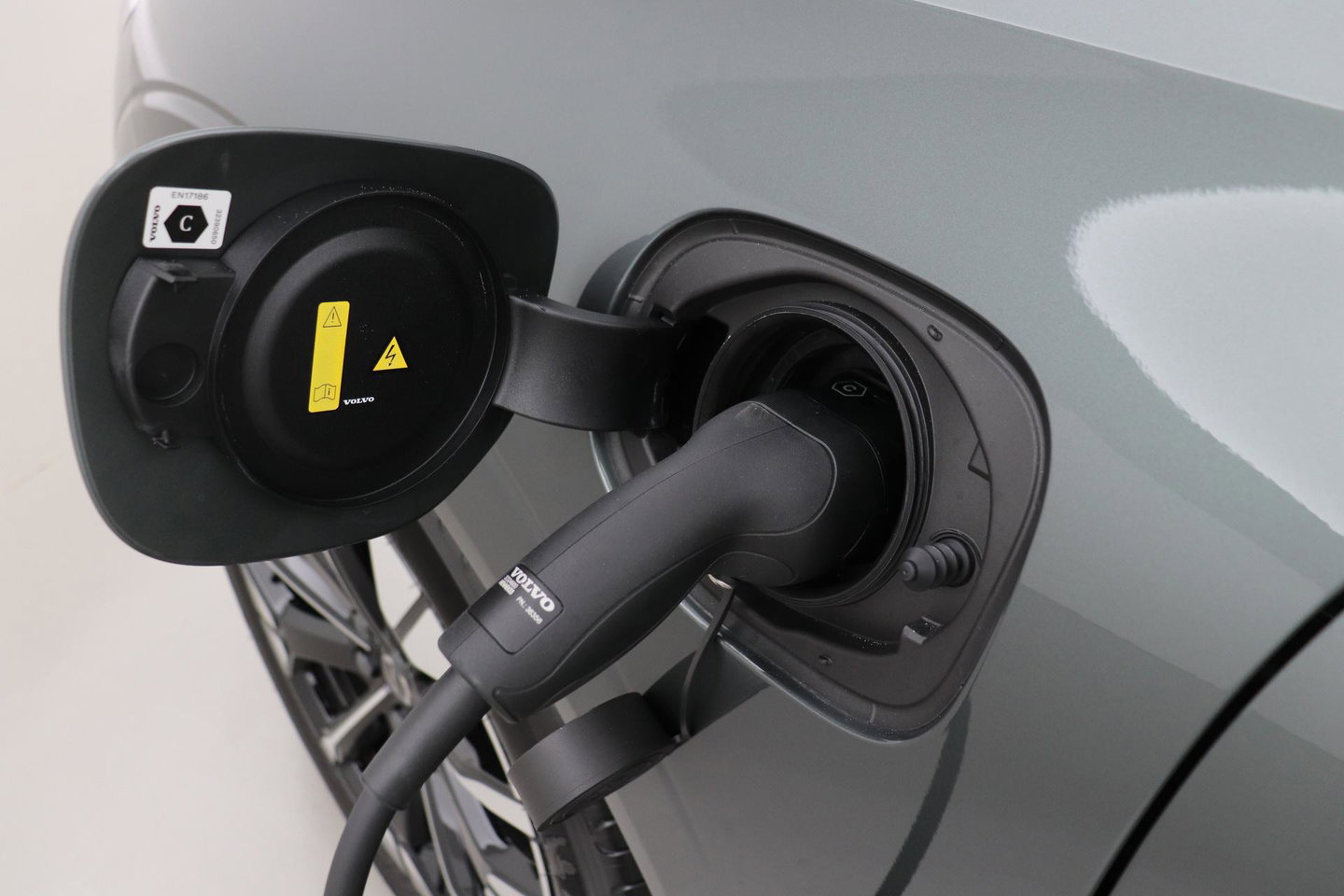 Volvo XC60 T8 Ultra Dark | Luchtvering | Harman/Kardon | Panoramadak | 360° Camera | Head-Up | Stoel+Stuurverwarming | ACC