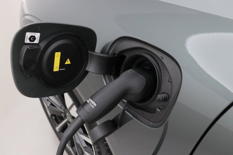 Volvo XC60 T8 Ultra Dark | Luchtvering | Harman/Kardon | Panoramadak | 360° Camera | Head-Up | Stoel+Stuurverwarming | ACC